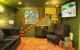 Heart Of Woodstock, 10 Min Walk To Reed, With Private Garage!